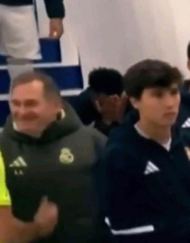 Mbappe rallies around Vinicius Jr. with Brazilian star visibly shaken by pre-match jeers - Ảnh 2