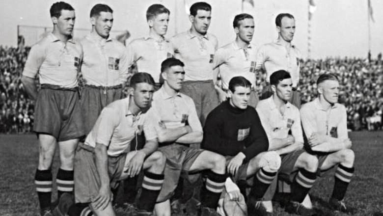 Wetterstr&ouml;m (last from left, sitting) scored three goals in 12 minutes for Sweden against Cuba in 1938