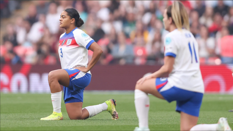 Jess Carter received support after the Lionesses stopped kneeling