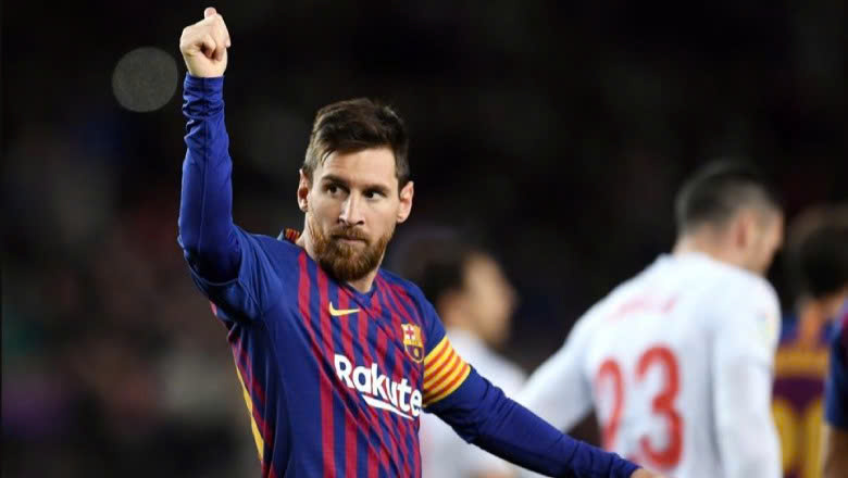 A legendary salute to the Camp Nou after becoming the greatest scorer in Spanish top-flight history