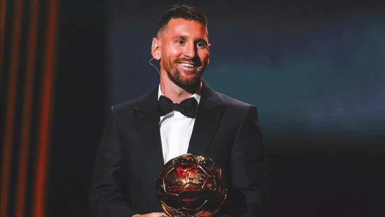 Messi presents his record-breaking eighth Ballon d'Or trophy to the world in 2023
