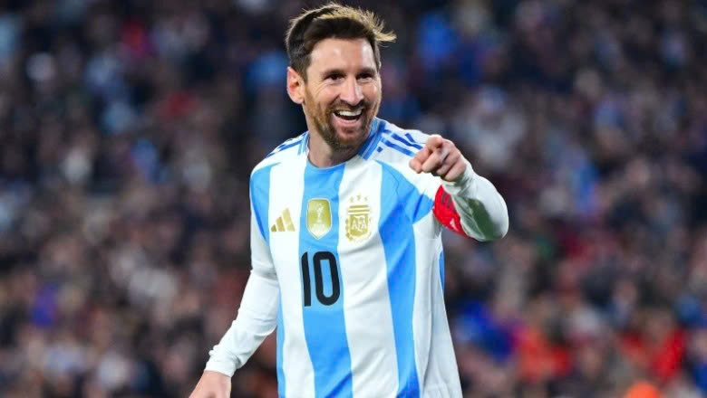 Celebrating as the leading scorer in South American history during an Argentina homecoming match
